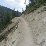 wir durchqueren steile sandige Bergflanken