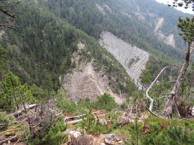 tief unter uns das Val da Stabelchod