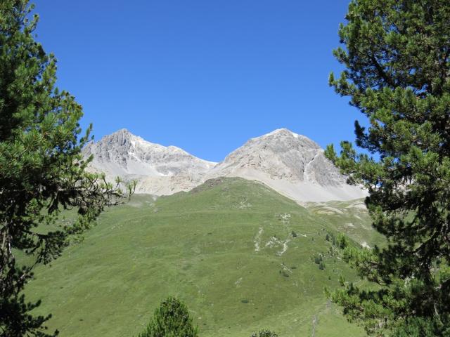 rechts von uns auf der anderen Talseite, erkennen wir den Piz d'Astras und der Piz Mezdi