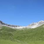 während dem Wandern blicken wir rechts hinauf zum Piz Vallatscha