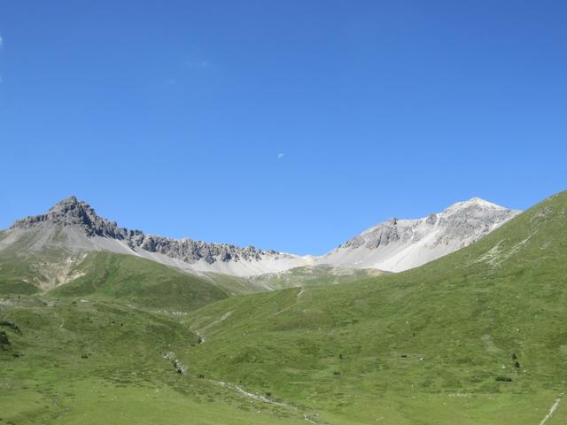 während dem Wandern blicken wir rechts hinauf zum Piz Vallatscha