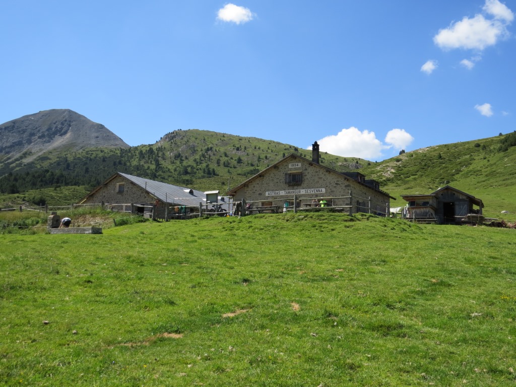 bei den Alpgebäuden der Alp Astras 2131 m.ü.M. mit seinem schönem Rastplatz