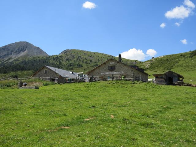 bei den Alpgebäuden der Alp Astras 2131 m.ü.M. mit seinem schönem Rastplatz