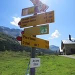 Wegweiser auf der Alp Astras