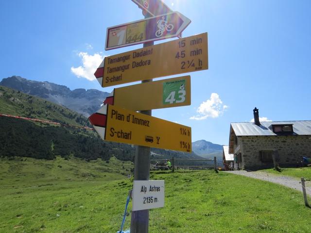 Wegweiser auf der Alp Astras