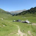 wir blicken zurück zu den Alpgebäuden der Alp Astras