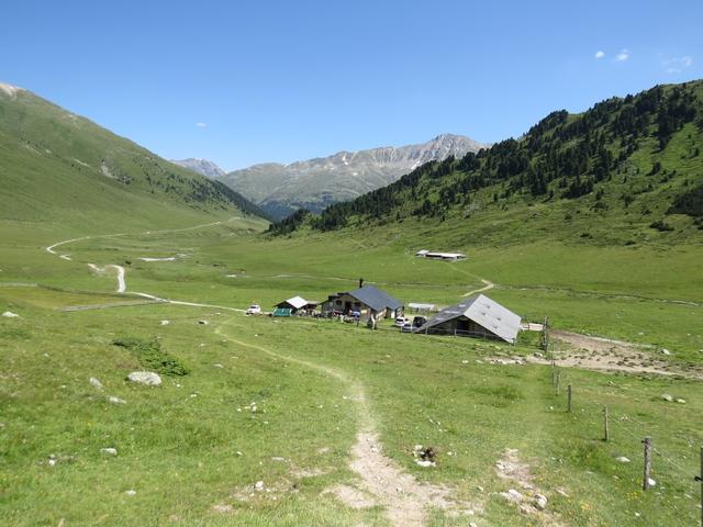 wir blicken zurück zu den Alpgebäuden der Alp Astras