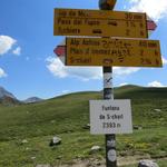 Wegweiser bei Funtana da S-charl. Hier hat man die Wahl zwischen einem direkten Weg hinunter zum Ofenpass...