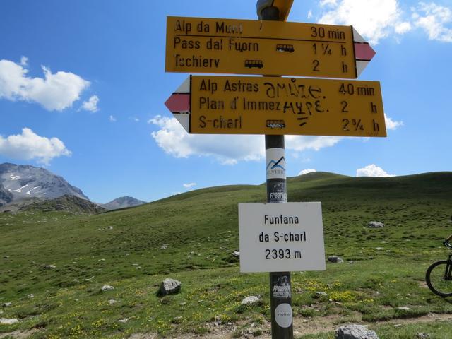 Wegweiser bei Funtana da S-charl. Hier hat man die Wahl zwischen einem direkten Weg hinunter zum Ofenpass...