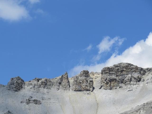 die langgezogene Bergschulter des der Piz Vallatscha