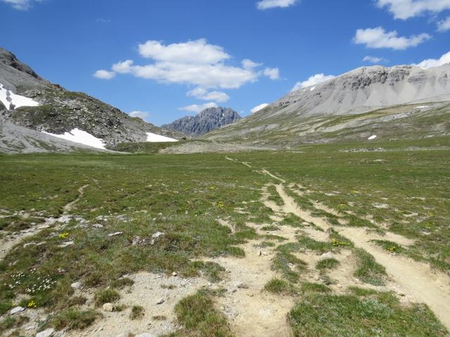 wie es der Name schon sagt ist das Tal zwischen dem Munt da la Bescha und dem Piz Vallatscha sehr schön