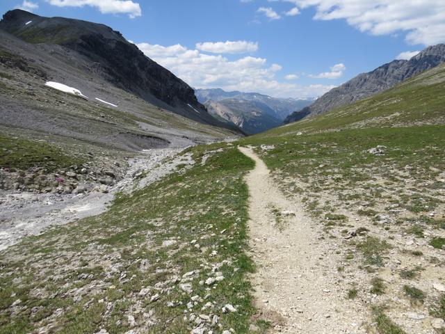 die Wanderweg verläuft durch interessantes Gelände