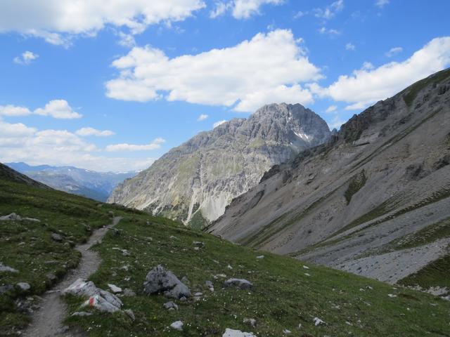 vor uns taucht der Piz Nair auf