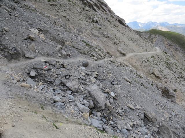 ...und der Wanderweg führt uns durch eine Stein- und Sandwüste