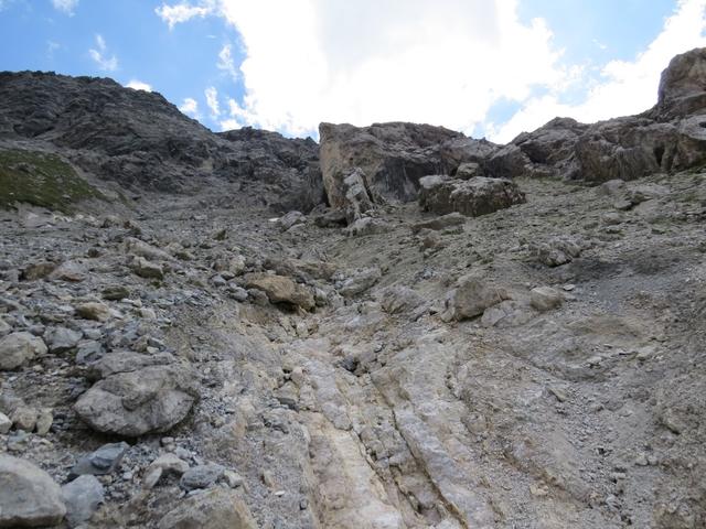 hoffentlich rutschen die Steine und Felsen nicht gerade jetzt hinunter