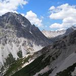 schönes Breitbildfoto mit Blick zum Piz Nair und den Bergkessel von Val Nüglia