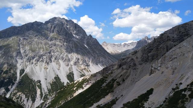 schönes Breitbildfoto mit Blick zum Piz Nair und den Bergkessel von Val Nüglia