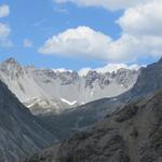 wir blicken in den Talkessel und auf Piz Nüglia und Piz Tavrü