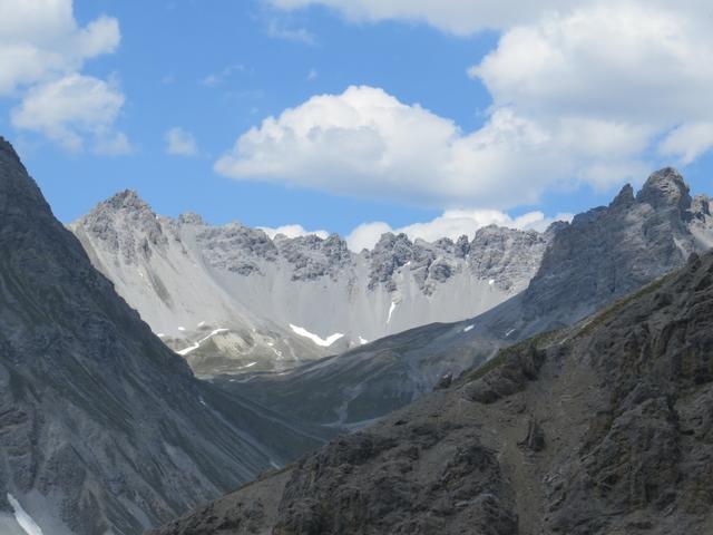 wir blicken in den Talkessel und auf Piz Nüglia und Piz Tavrü