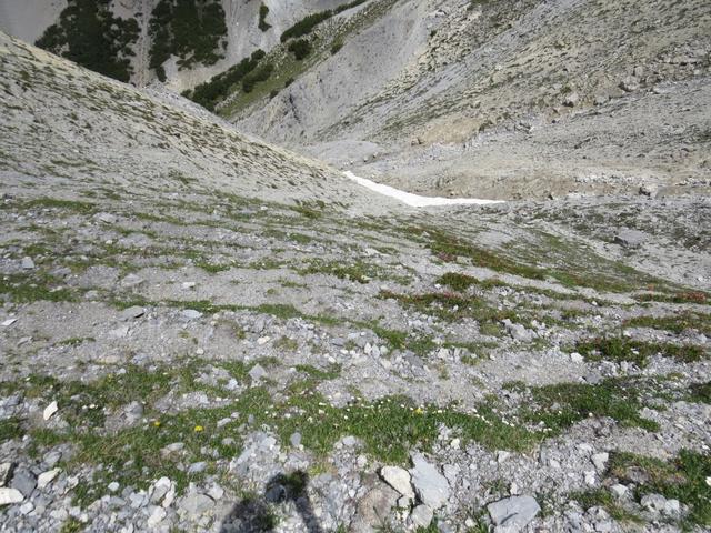 steil fällt hier die Bergflanke in die Tiefe