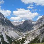 und in den Talkessel von Val Nüglia. Links Piz Nair, in der mitte Piz Tavrü, rechts Piz Vallatscha