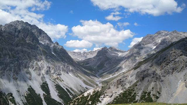 und in den Talkessel von Val Nüglia. Links Piz Nair, in der mitte Piz Tavrü, rechts Piz Vallatscha