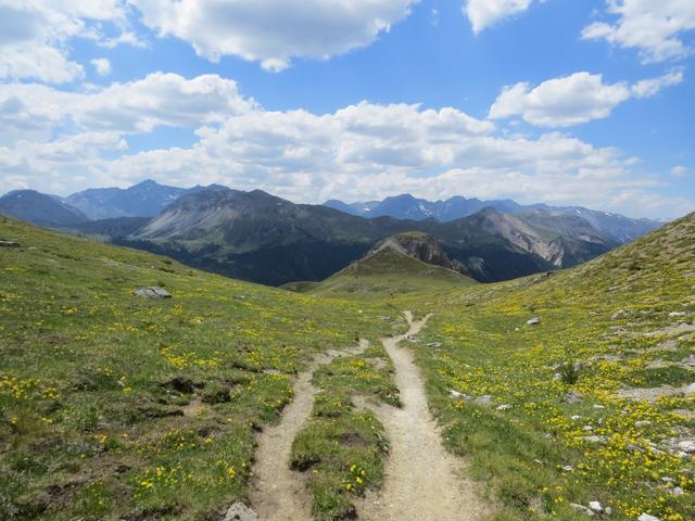 mit einer schönen Aussicht auf die Engadiner Bergwelt, geht unser Wanderung weiter