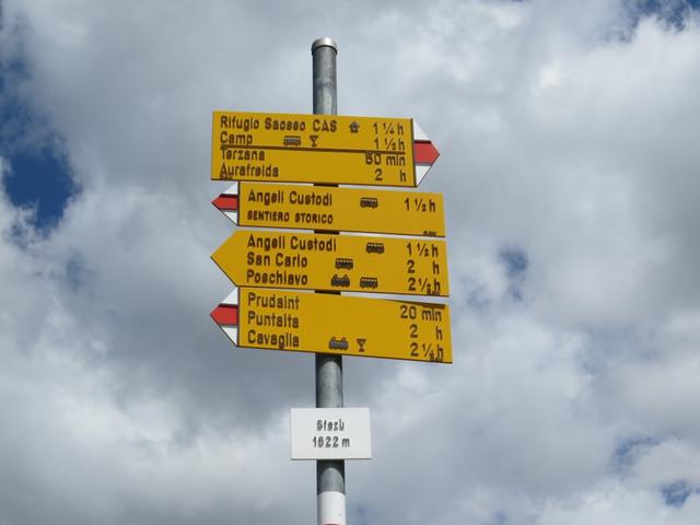 Wegweiser bei Sfazù. Unser Ziel ist der Rifugio Saoseo