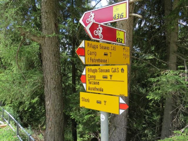 Wegweiser bei Buril. Hier kann man auf dem breiten Fahrweg bleiben und weiter zum Rifugio wandern