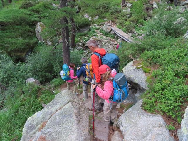 die ganze Gruppe wandert nun hinunter zum Rifugio Saoseo