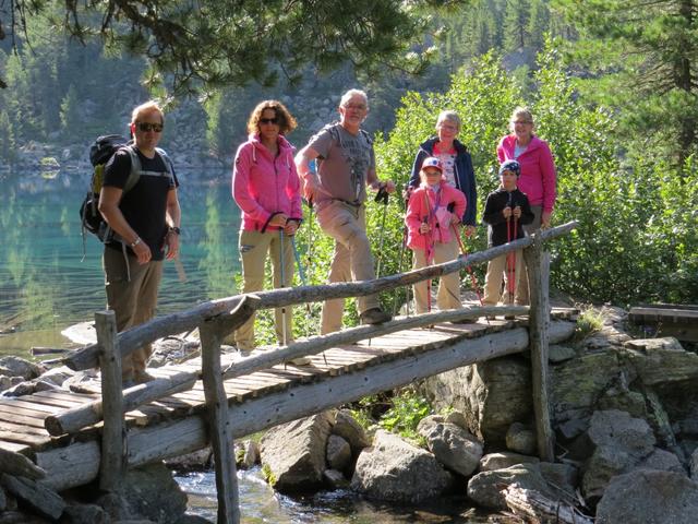 Gruppenfoto bei der Holzbrücke am Saoseo See