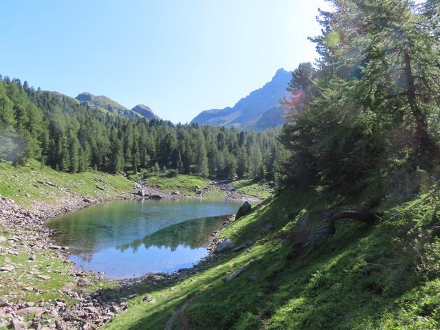 bei Punkt 2081 m.ü.M. erscheint vor uns der kleine See Lagh da Scispadus