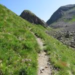 hoch über dem Lagh da Dügüral wandern wir durch ein steiniges, karges Gebiet Richtung Grenze