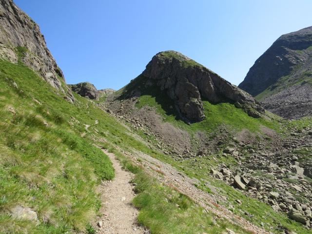 der alter Saumpfad führt uns zwischen den zwei Felsköpfen Moton und Motti...