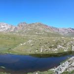 unter uns der direkt an der Grenze liegende, tiefblaue namenslose See