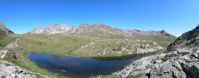 unter uns der direkt an der Grenze liegende, tiefblaue namenslose See