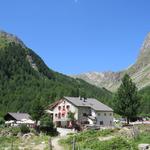 ...bis nach Camp 2063 m.ü.M. Ein Restaurant lädt zur Pause ein