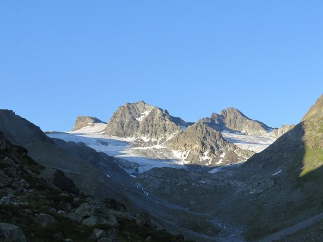 während dem verlassen der Jamtalhütte, schauen wir nochmals zum Jamtalgletscher hinauf