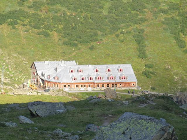 ...verlassen wir die Jamtalhütte die schon an der Sonne ist