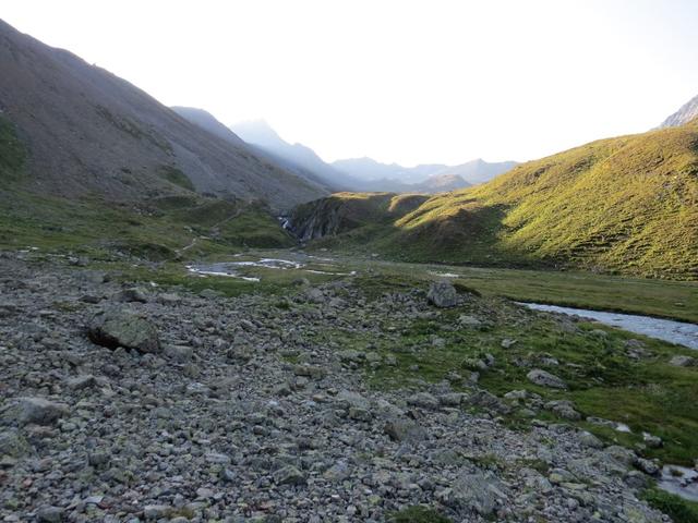 weiter am Futschölbach entlang, wandern wir Richtung Finanzerstein