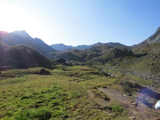 über Alpweiden und gestuftes Gelände wandern wir nun in das weite Hochtal hinein