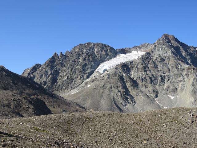 wir sehen den Hängegletscher Vadret Futschöl. Dort sind wir am Vortag vorbeigelaufen