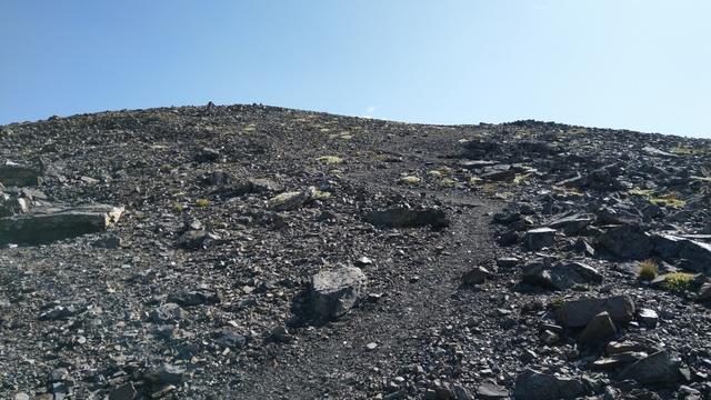 ...und Serpentinen hinauf zum flachen Gipfel der Breite Krone 3079 m.ü.M...