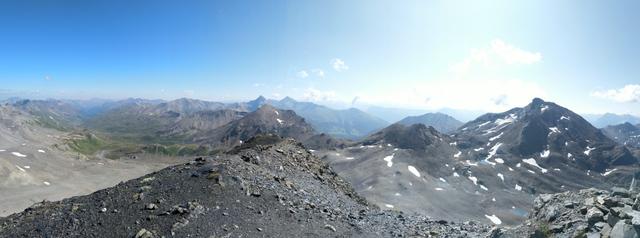 von hier oben geniessen wir ein traumhaftes Panorama in die Berge des Unterengadin