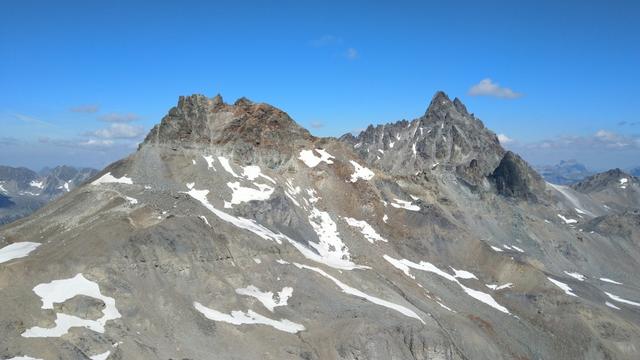 Blick auf Kronenjoch, Krone und Fluchthorn. 2023 ist der ganze Gipfelaufbau des Fluchthorn ins Tal gestürzt