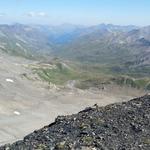 tief unter uns das Val Fenga/Fimbatal. Wir erkennen unser Tagesziel die Heidelbergerhütte