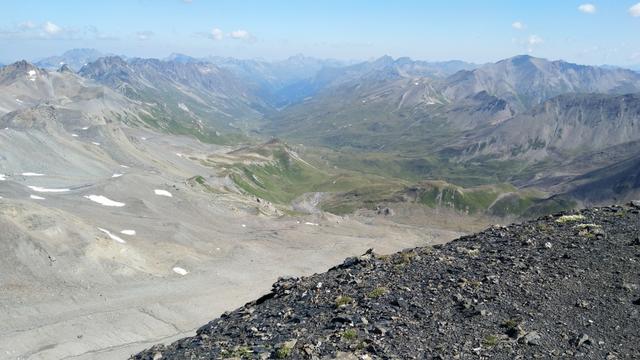 tief unter uns das Val Fenga/Fimbatal. Wir erkennen unser Tagesziel die Heidelbergerhütte