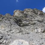 steil steigen hier die Felswände in den blauen Himmel