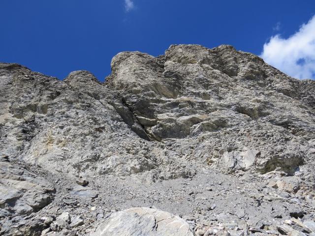 steil steigen hier die Felswände in den blauen Himmel