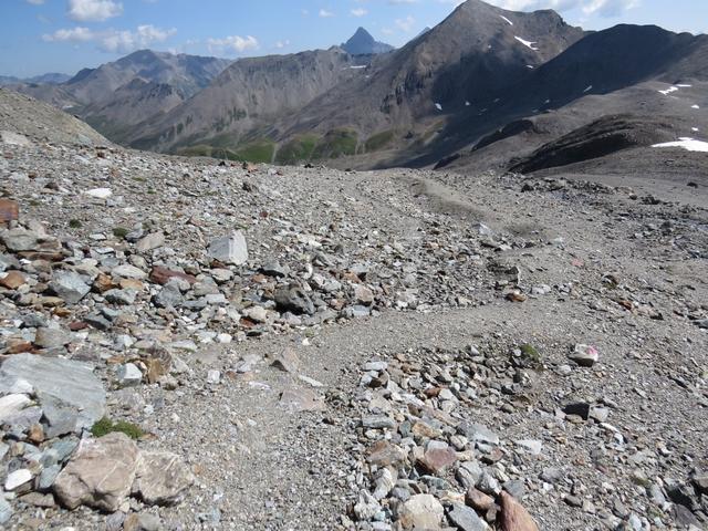 über Schutt führt uns der Wanderweg nun alles abwärts